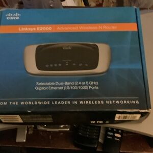 Linksys E2000 Dual-Band Wireless Router - Black and Gray